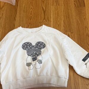 Chic White Kids Sweatshirt with Bear Graphic